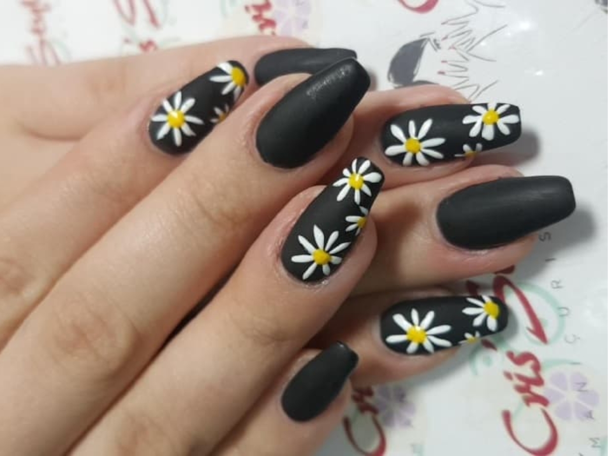 Mẫu nail hoa cúc trên nền đen