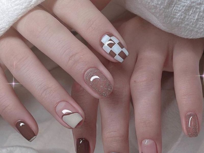 Mẫu nail vintage kẻ caro