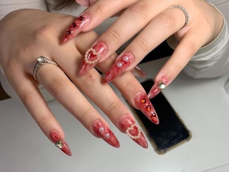 Nail mùa thu đính đá đầy sang trọng