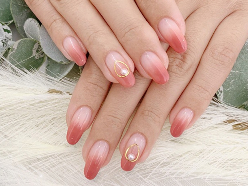 Mẫu nail đính ngọc trai cho mùa thu